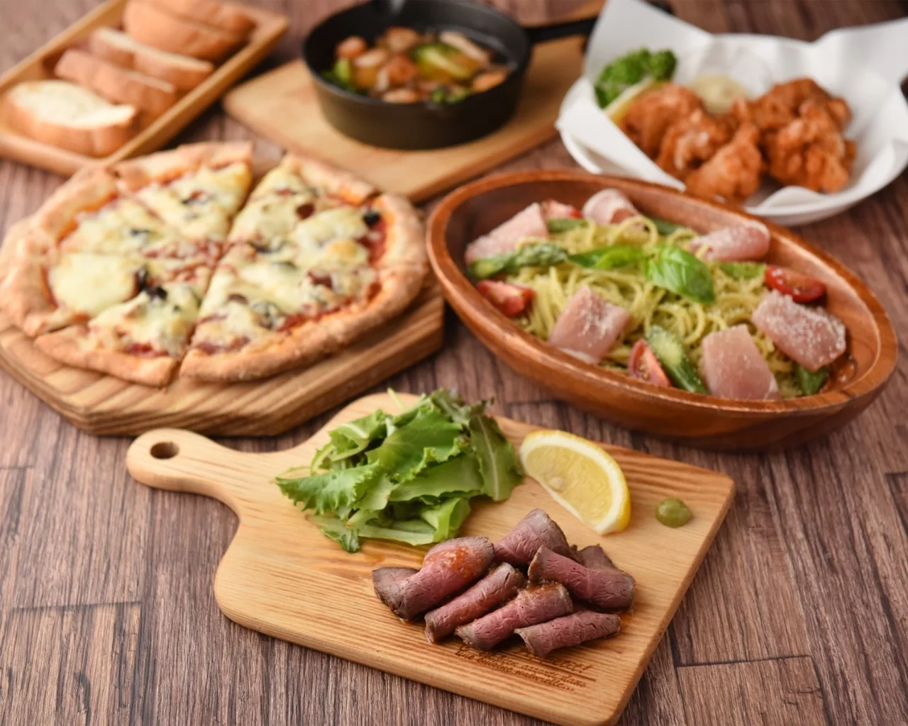 HONEY BEEの料理。ローストビーフ、ピザ、サラダなど