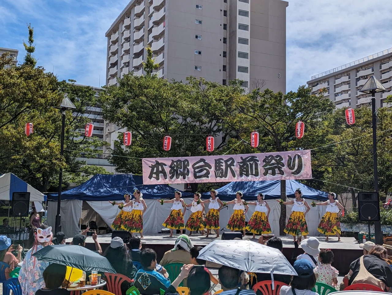 本郷台駅前祭りのステージでのフラダンス。2023年9月